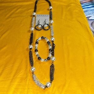 Fashion jewelry set.